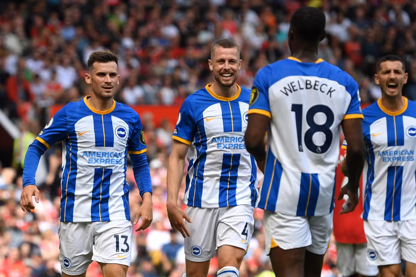 Các cầu thủ Brighton ăn mừng bàn thắng