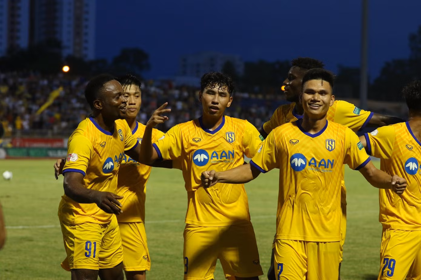 Các cầu thủ SLNA ăn mừng bàn thắng