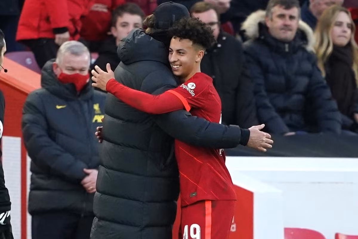 Klopp chúc mừng Gordon khi tiền đạo này rời sân ở phút 80 Klopp chúc mừng Gordon khi tiền đạo này rời sân ở phút 80