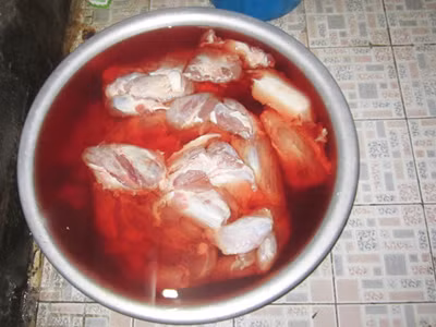 Thịt heo sau khi “ngâm mình” trong thau nước này sẽ chuyển sang màu đỏ rất đẹp mắt