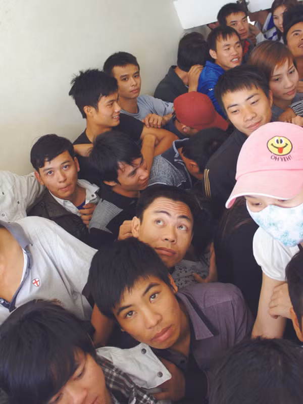 Lao động chen chúc đăng ký kiểm tra tiếng Hàn tại TTGTVL Nghệ An. Ảnh: A. Khánh