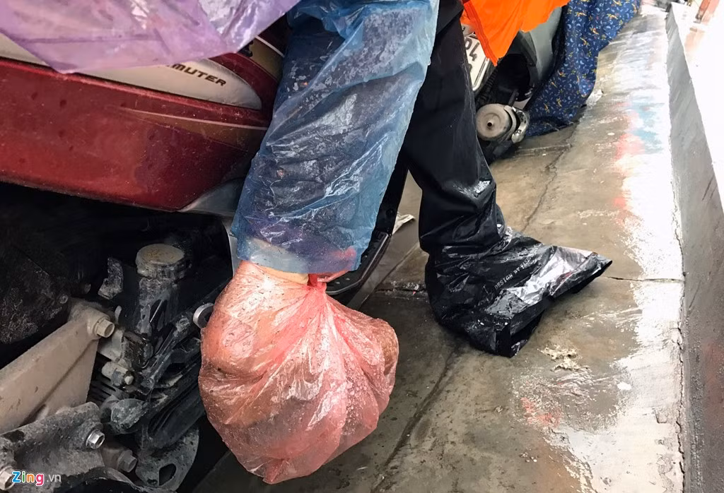 Cảnh khốn khổ trong mưa rét trên đường phố Hà Nội ảnh 9