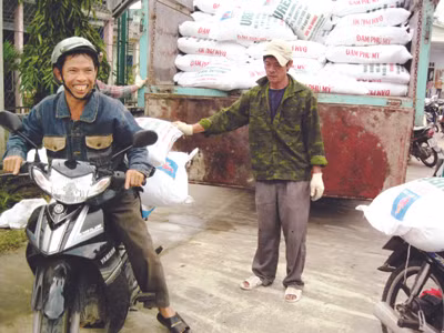 Nông dân vùng lũ Quảng Nam vui mừng mua phân giá rẻ
