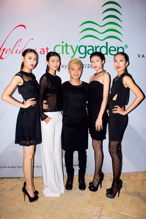 Tối 15-12 vừa qua, các chân dài đình đám của Vietnam's Next Top Model đã tham dự trong show trình diễn của nhà thiết kế Adrian Anh Tuấn, thương hiệu Valenciani