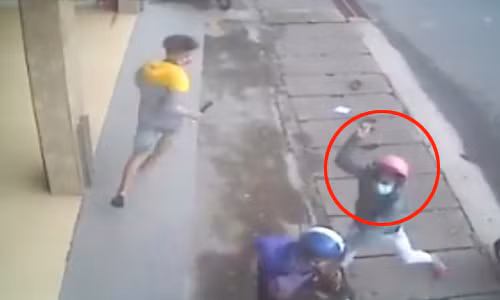 Video 'hot' nhất tuần: Khách đập vòi bơm vào đầu nhân viên cây xăng ảnh 3