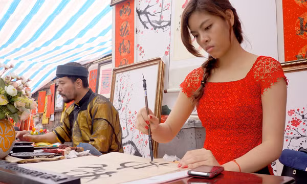 Các bà, các chị cũng đua nhau viêt thư pháp