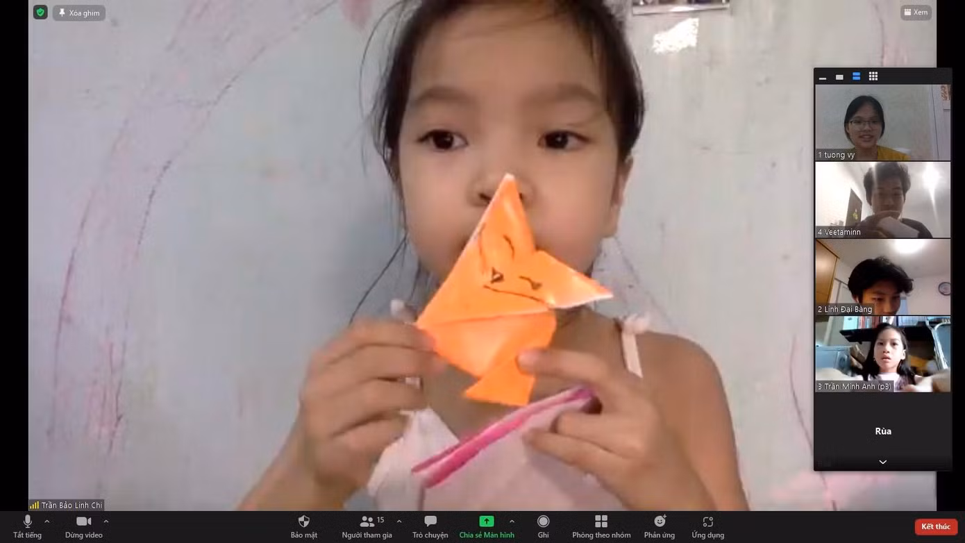 Khoe thành quả với cả lớp nào, trại hè online nhưng cũng không kém phần thú vị và tương tác thoải mái luôn! Khoe thành quả với cả lớp nào, trại hè online nhưng cũng không kém phần thú vị và tương tác thoải mái luôn!