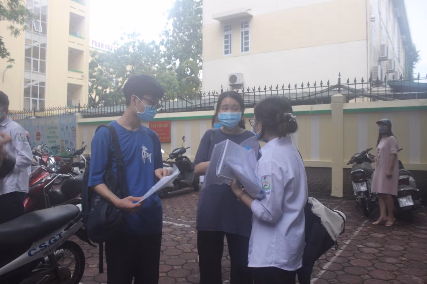 Nhiều thí sinh nán lại điểm thi để trao đổi về đề Toán với các bạn của mình. Nhiều thí sinh nán lại điểm thi để trao đổi về đề Toán với các bạn của mình.