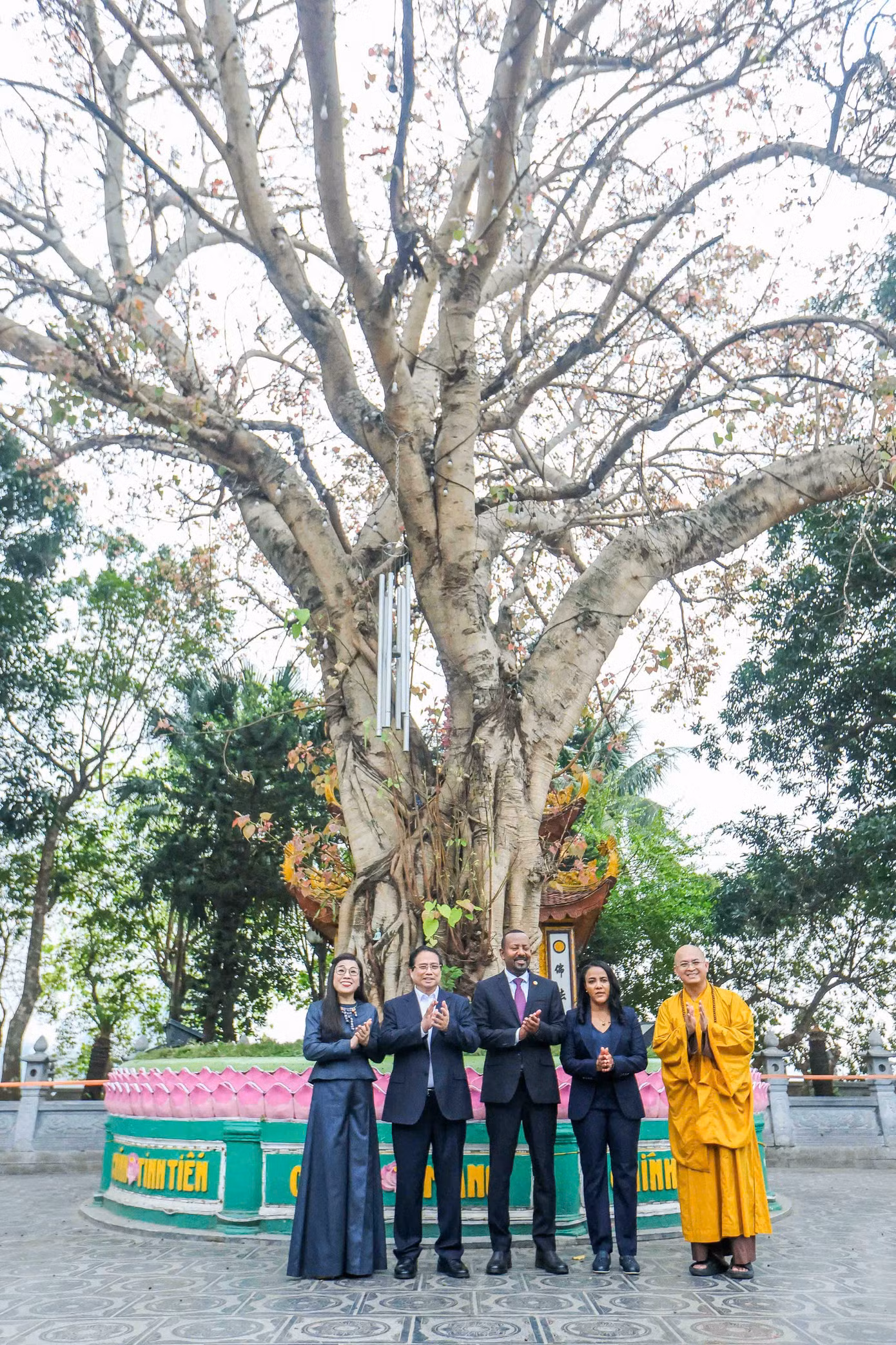 Hai Thủ tướng và hai Phu nhân trong sân chùa Trấn Quốc. Ảnh: Nguyễn Khánh