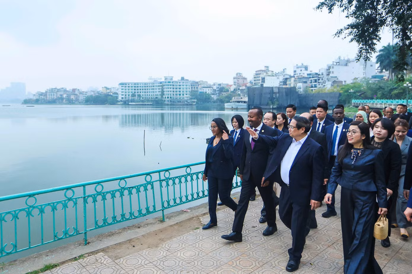 Hai Thủ tướng và hai Phu nhân đi dạo ven hồ. Ảnh: Nguyễn Khánh