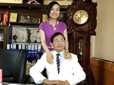 Đại gia Lê Ân hạnh phúc bên cô vợ trẻ Mai Thị Mai, kém hơn mình 55 tuổi. Ảnh: Dương Cầm