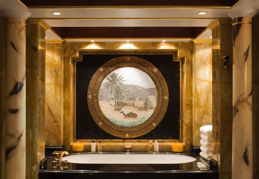 Diện tích của phòng hoàng gia là 780 m2. Phòng khách theo đúng phong cách Ả Rập. Phòng ăn riêng nếu bạn không muốn dùng bữa tại các nhà hàng của khách sạn. Phòng ngủ dành cho những "ông hoàng". Nghỉ tại đây, bạn còn có cả một phòng chiếu phim riêng. Cầu thang được mạ vàng. Phòng ngủ thứ hai trong phòng hoàng gia. Mỗi phòng ngủ đều có một phòng tắm lát đá cẩm thạch có bồn spa. Phòng tắm được trang trí bằng tranh gốm tinh xảo và luôn có sẵn nước hoa Hermes 24 – Faubourg. Khu vực yên tĩnh dành cho những ai thích đọc sách. Là khách hàng của khách sạn này bạn còn có xe riêng đưa đón, thậm chí là cả trực thăng nếu bạn muốn.