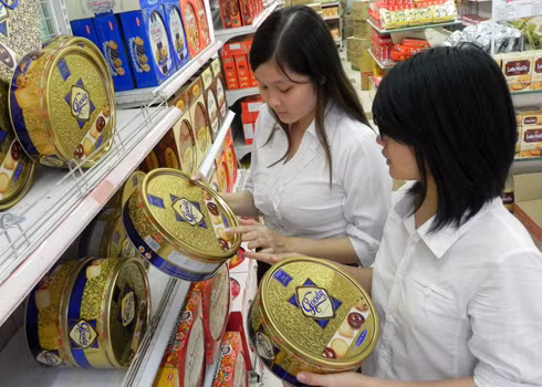 Các chuyên gia dự báo kinh tế khó khăn sẽ tác động mạnh đến tiêu dùng cuối năm, không loại trừ nhóm hàng nhu yếu phẩm phục vụ Tết. Ảnh: Hà Thanh