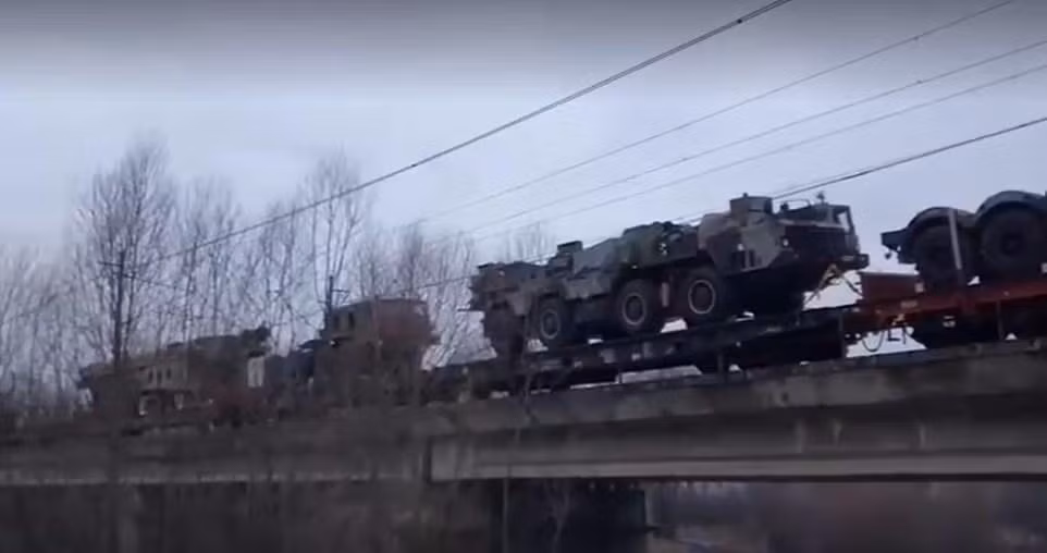 Hình ảnh được cho là hệ thống S-300 trên đường từ Slovakia đến Ukraine. Ảnh: Daily Mail Hình ảnh được cho là hệ thống S-300 trên đường từ Slovakia đến Ukraine. Ảnh: Daily Mail
