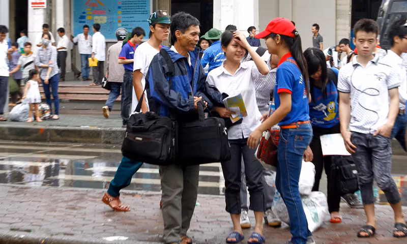 Tại trạm xe buýt vẫn có sự hiện diện của áo xanh