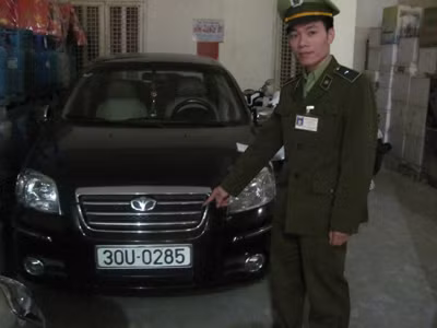 Xe con chở gà lậu bị Đội QLTT số 1 (Lạng Sơn) tạm giữ. Xe con chở gà lậu bị
