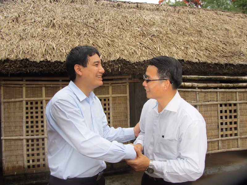 Thủ lĩnh thanh niên Việt- Lào trước sân nhà Bác ở Làng Sen, thể hiện ý chí đoàn kết của tuổi trẻ hai nước