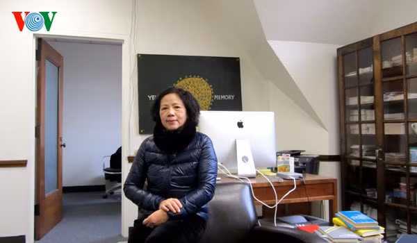 PGS. Trần Lưu Vân Hiền, mẹ GS Ngô Bảo Châu tại phòng làm việc của con trai. PGS. Trần Lưu Vân Hiền, mẹ GS Ngô Bảo Châu tại phòng làm việc của con trai