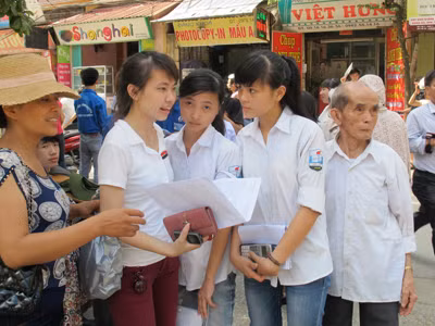 Thí sinh thi vào Học viện Tài chính xem lại đề thi sau giờ thi môn Hóa học sáng 5/7. Ảnh: Ngọc Châu