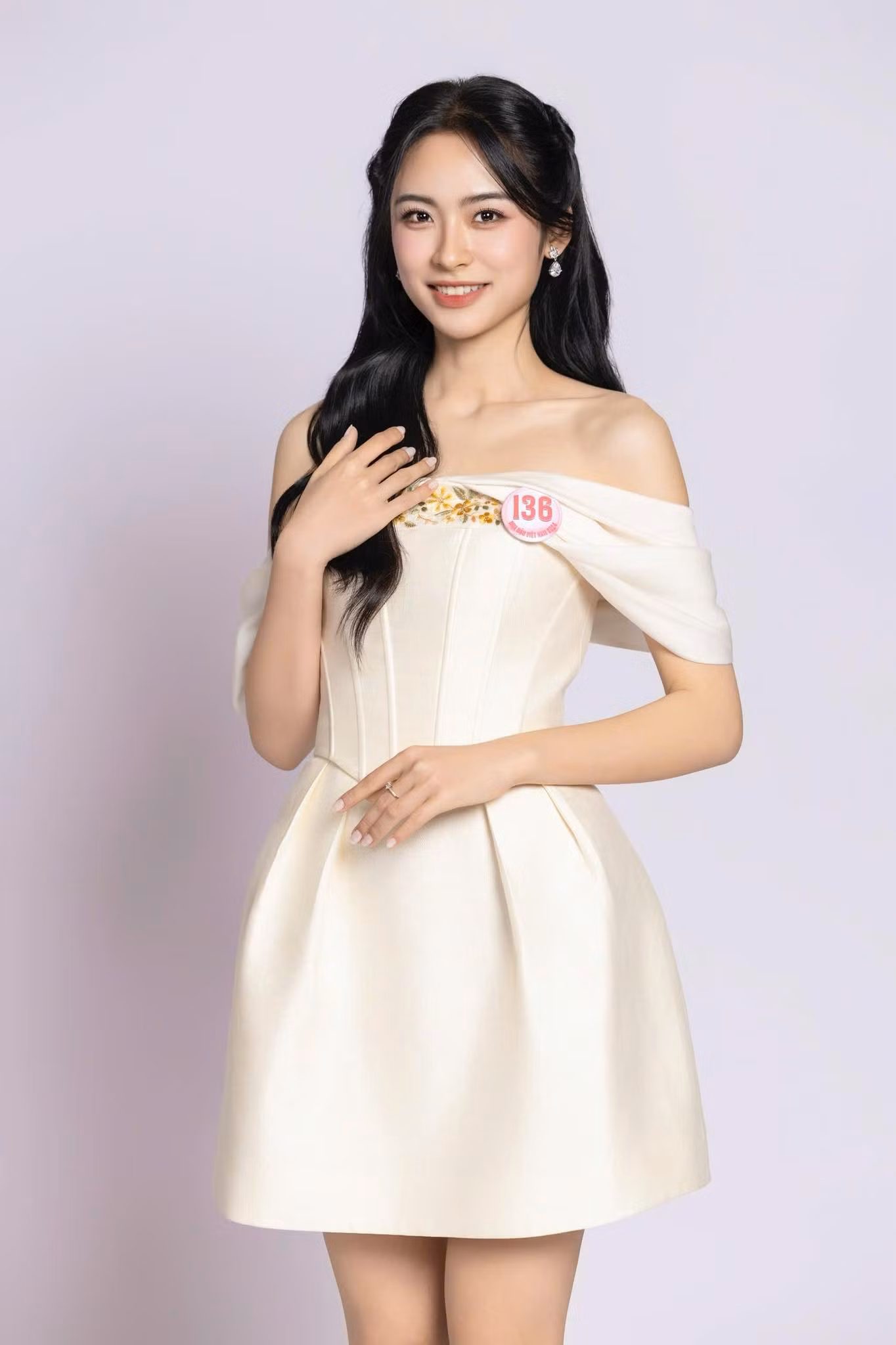 Thí sinh Nguyễn Thị Vân Nhi, SBD 136, sinh năm 2005, đến từ Hải Phòng, sinh viên Đại học Phenikaa là một trong top 41 thí sinh của vòng chung khảo Hoa hậu Việt Nam 2024.