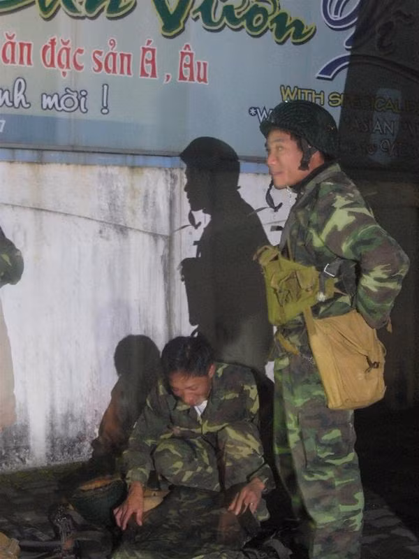 Lực lượng đặc nhiệm tác nghiệp trong đêm. Ảnh : Ngọc Văn