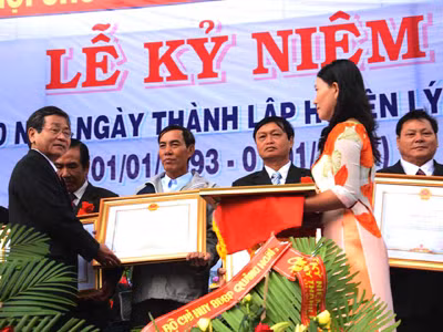 Chính quyền và nhân dân huyện đảo Lý Sơn nhận Huân chương Lao động hạng 3 trong ngày kỷ niệm thành lập huyện 