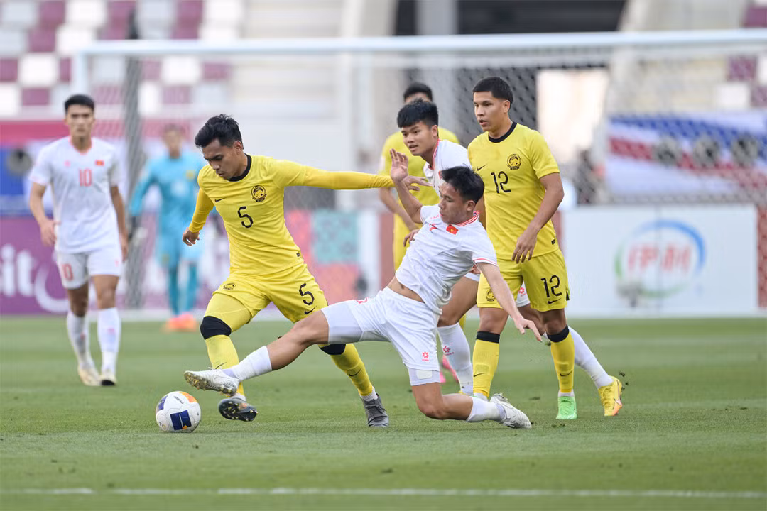 Hàng thủ U23 Việt Nam (áo trắng) cần phải chơi tập trung hơn nữa. (Ảnh: AFC)