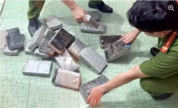 Cận cảnh gói có chứa chất bột màu trắng nghi cocaine tại TP Vũng Tàu.