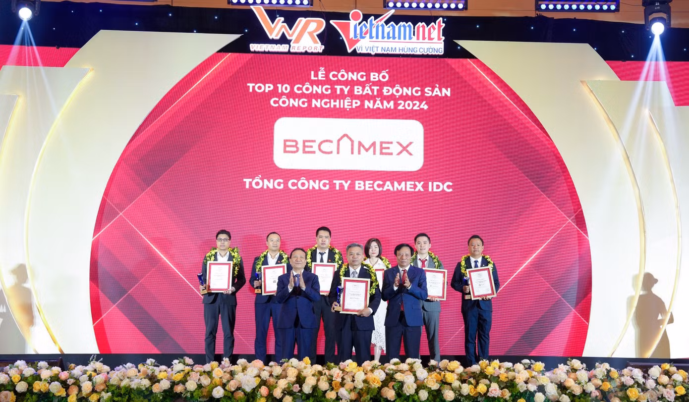 Ông Nguyễn Văn Thanh Huy – Phó Tổng Giám đốc Tổng công ty Becamex IDC nhận Cúp và Giấy chứng nhận TOP10 Công ty Bất động sản công nghiệp uy tín năm 2024.
