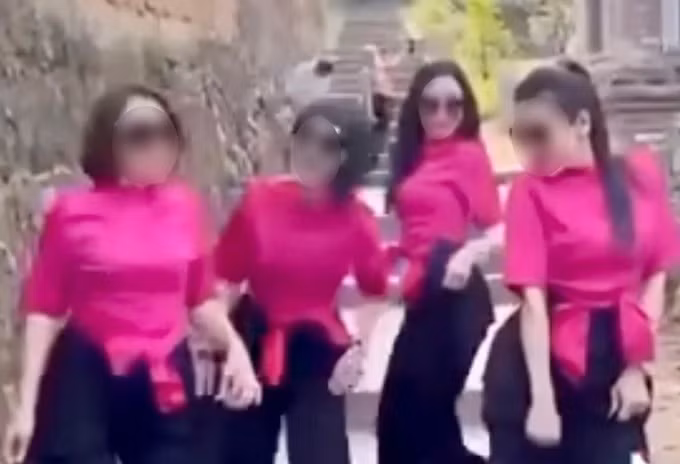 4 phụ nữ nhảy nhót phản cảm tại chùa. Ảnh chụp màn hình.