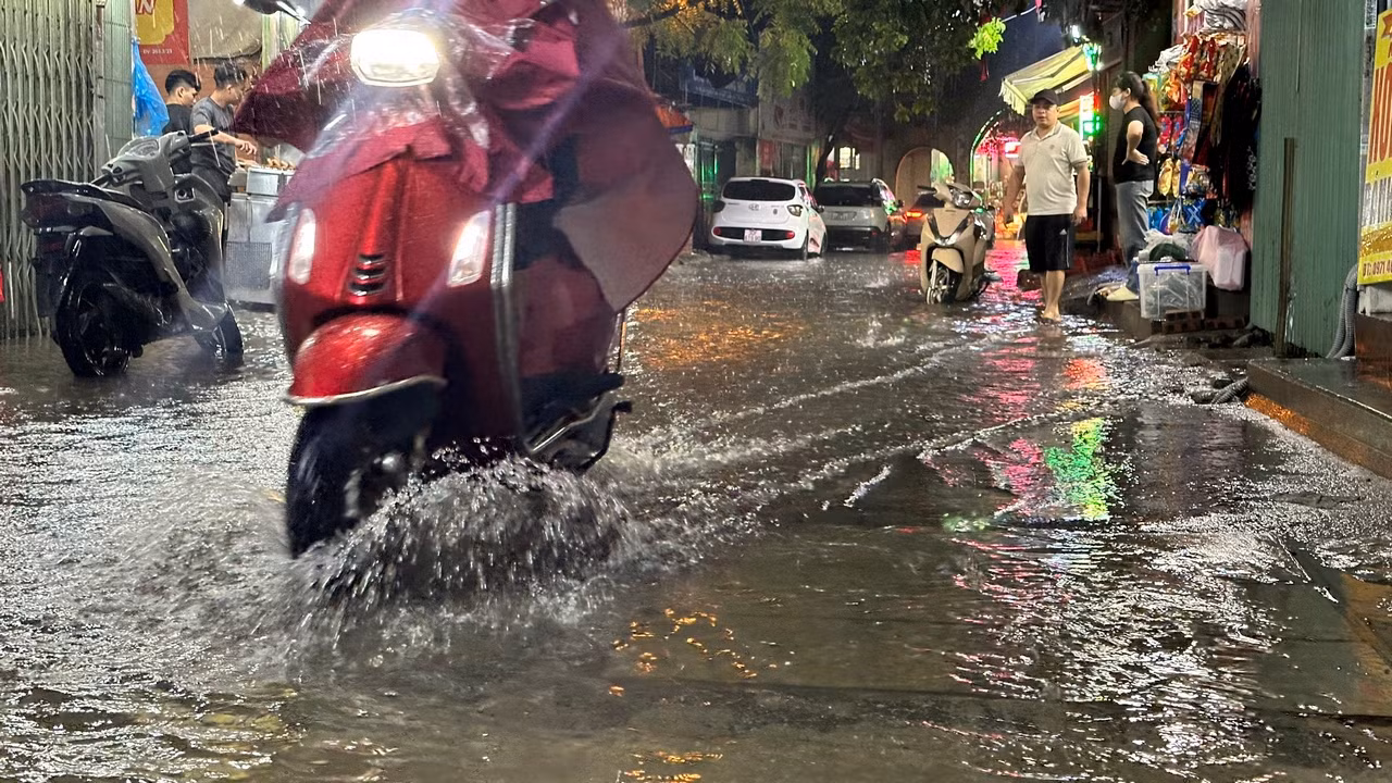 Phố Bùi Xương Trạch (quận Thanh Xuân) ngập sâu trong nước.