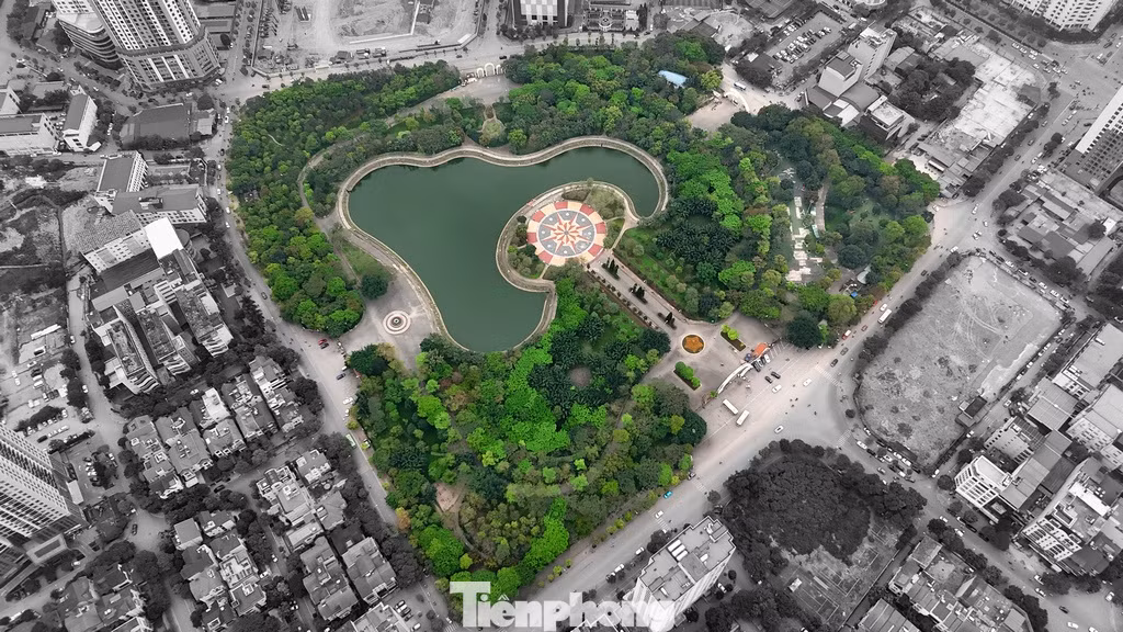Công viên Cầu Giấy nằm trên đường Thành Thái (phường Dịch Vọng) mở cửa từ năm 2014 với mục đích tạo ra không gian xanh cho thành phố, cũng như sân chơi an toàn cho trẻ em và người dân.