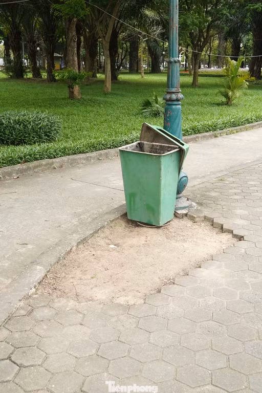 Sau hơn chục năm mở cửa, phục vụ nhân dân, đến nay Công viên Cầu Giấy đang xuống cấp nghiêm trọng, trở thành nỗi lo đối với người dân khi tới đây vui chơi, tập thể dục.