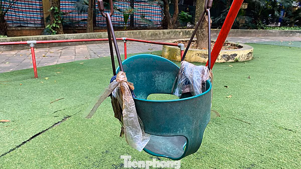 Nhiều hạng mục, thiết bị của khu vui chơi cho trẻ em đang hoang hóa, xuống cấp. Tiềm ẩn mất an toàn.