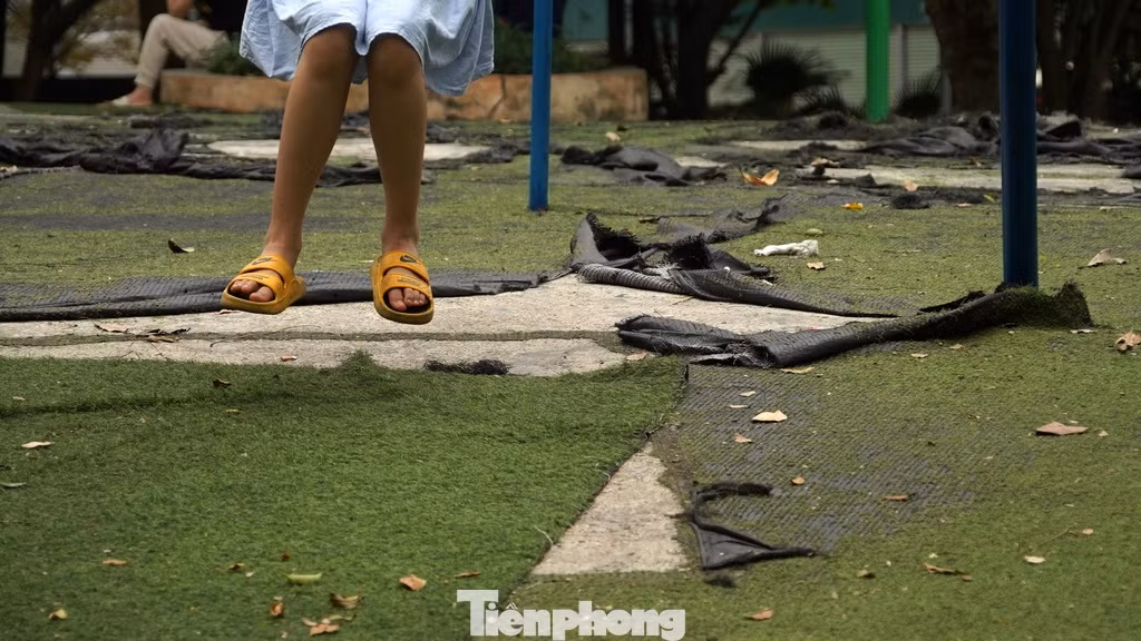 Lớp cỏ nhân tạo bong tróc, để lộ phần bê tông bên dưới.