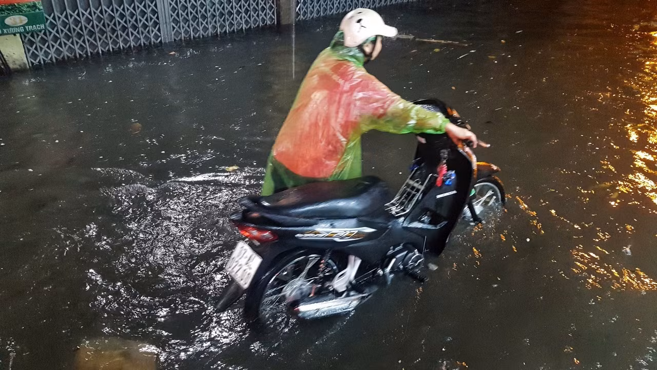 Nhiều phương tiện chết máy khi "lạc" vào đoạn đường ngập sâu