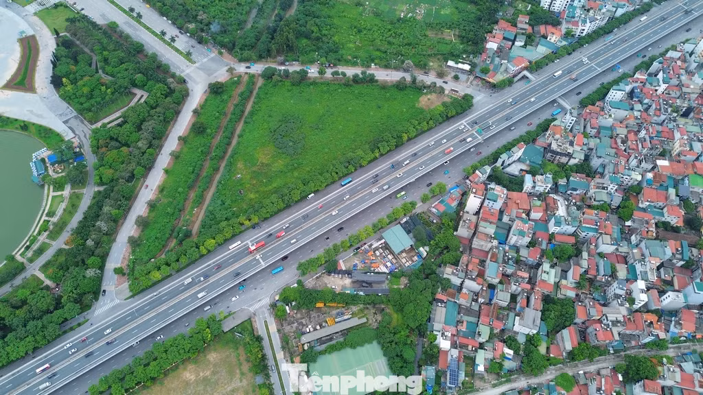 Vừa qua, Sở Giao thông Vận tải Hà Nội có báo cáo Uỷ ban Nhân dân thành phố Hà Nội vào tháng 5. Theo đó, Sở Giao thông Vận tải được giao nhiệm vụ nghiên cứu lập báo cáo đề xuất chủ trương đầu tư 10 dự án đầu tư công và 1 dự án tư theo hình thức PPP.