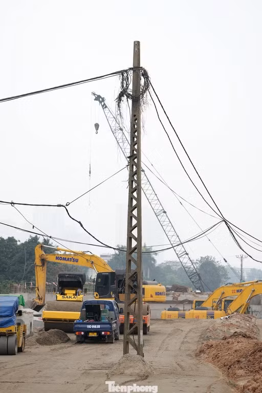 Tuy nhiên, tuyến đường đi qua địa bàn phường Trung Văn, Đại Mỗ đang trong quá trình giải phóng một số công trình điện đang án ngữ trên đường, san lấp mặt bằng, thi công nền đường. Trên tuyến được xây dựng cầu vượt sông Nhuệ. Hiện việc thi công các mố trụ cầu đã cơ bản hoàn thiện.