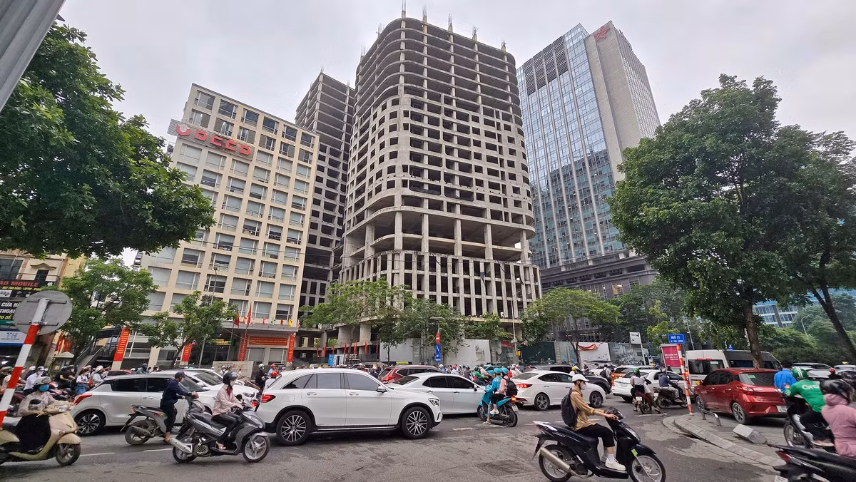 Theo ghi nhận của phóng viên Tiền Phong, dự án Thành An Tower tại khu "đất vàng" số 21 Lê Văn Lương vẫn là khối bê tông nằm "bất động" nhiều năm. Theo ghi nhận của phóng viên Tiền Phong, dự án Thành An Tower tại khu "đất vàng" số 21 Lê Văn Lương vẫn là khối bê tông nằm "bất động" nhiều năm.