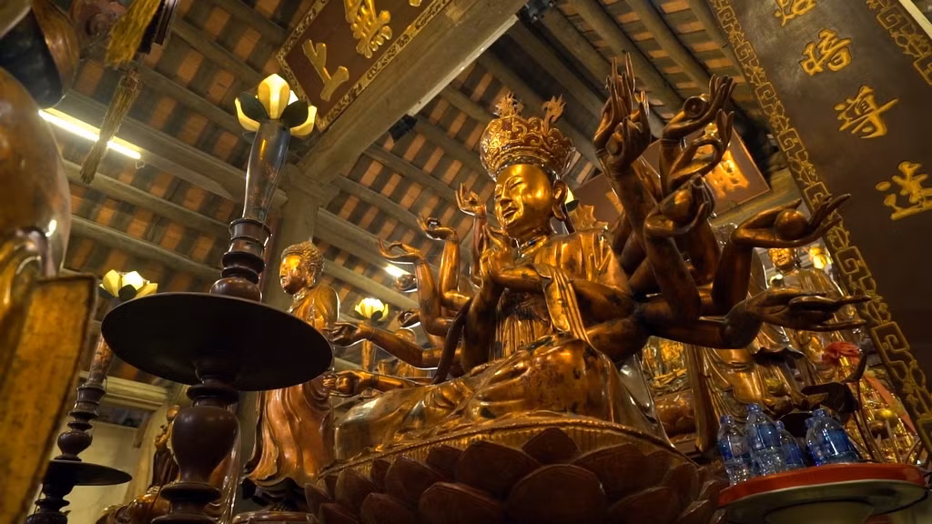 Khối thứ ba cũng làm theo kiểu chữ Công nhưng thấp và nhỏ hơn. Đây là nhà Tổ đệ nhất thờ ba vị sư tổ sáng lập ra Thiền phái Trúc Lâm. Hiện nay, trong nhà Tổ đệ nhất còn đủ ba tượng Trúc Lâm Tam tổ: Trong khám là tượng Hương Vân Trần Nhân Tông, bên ngoài là tượng Pháp Loa và tượng Huyền Quang. Trong này còn có một tấm bia đá rất lớn được khắc từ thời Nguyễn, ghi lại công đức của các vị đã công đức xây dựng chùa và quá trình tu bổ chùa. Khối thứ ba cũng làm theo kiểu chữ Công nhưng thấp và nhỏ hơn. Đây là nhà Tổ đệ nhất thờ ba vị sư tổ sáng lập ra Thiền phái Trúc Lâm. Hiện nay, trong nhà Tổ đệ nhất còn đủ ba tượng Trúc Lâm Tam tổ: Trong khám là tượng Hương Vân Trần Nhân Tông, bên ngoài là tượng Pháp Loa và tượng Huyền Quang. Trong này còn có một tấm bia đá rất lớn được khắc từ thời Nguyễn, ghi lại công đức của các vị đã công đức xây dựng chùa và quá trình tu bổ chùa.