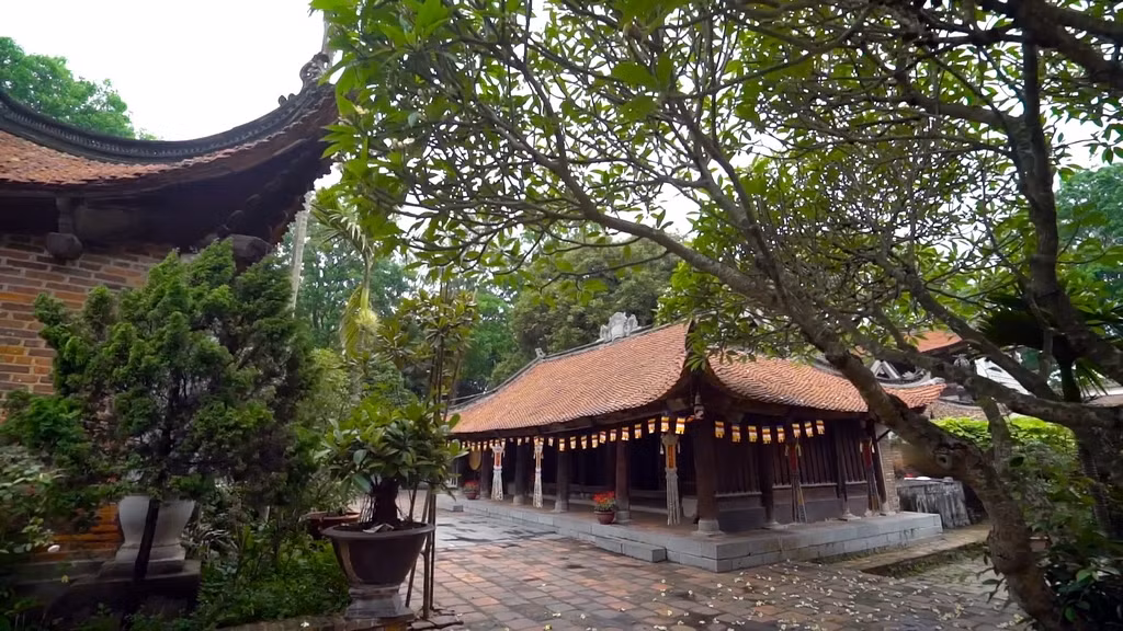 Khi vua Trần Nhân Tông từ bỏ ngôi vua thành người tu hành đến chùa Vĩnh Nghiêm thụ giới, lấy hiệu là Hương Vân Đại Đầu Đà, sáng lập phái Thiền Tông, và cùng hai vị đệ tử là Pháp Loa và Huyền Quang sáng lập, hoàn chỉnh phái Thiền tông Việt Nam gọi là Tam tổ. Nơi đây trở thành trung tâm Phật giáo thời Trần ( Thế kỷ 13). Cả ba vị Tam Tổ Trúc Lâm đều lấy chùa Vĩnh Nghiêm làm trung tâm giảng đạo. Khi vua Trần Nhân Tông từ bỏ ngôi vua thành người tu hành đến chùa Vĩnh Nghiêm thụ giới, lấy hiệu là Hương Vân Đại Đầu Đà, sáng lập phái Thiền Tông, và cùng hai vị đệ tử là Pháp Loa và Huyền Quang sáng lập, hoàn chỉnh phái Thiền tông Việt Nam gọi là Tam tổ. Nơi đây trở thành trung tâm Phật giáo thời Trần ( Thế kỷ 13). Cả ba vị Tam Tổ Trúc Lâm đều lấy chùa Vĩnh Nghiêm làm trung tâm giảng đạo.