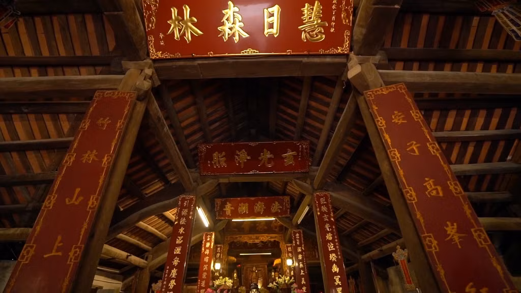 Khối thứ ba cũng làm theo kiểu chữ Công nhưng thấp và nhỏ hơn. Đây là nhà Tổ đệ nhất thờ ba vị sư tổ sáng lập ra Thiền phái Trúc Lâm. Hiện nay, trong nhà Tổ đệ nhất còn đủ ba tượng Trúc Lâm Tam tổ: Trong khám là tượng Hương Vân Trần Nhân Tông, bên ngoài là tượng Pháp Loa và tượng Huyền Quang. Trong này còn có một tấm bia đá rất lớn được khắc từ thời Nguyễn, ghi lại công đức của các vị đã công đức xây dựng chùa và quá trình tu bổ chùa. Khối thứ ba cũng làm theo kiểu chữ Công nhưng thấp và nhỏ hơn. Đây là nhà Tổ đệ nhất thờ ba vị sư tổ sáng lập ra Thiền phái Trúc Lâm. Hiện nay, trong nhà Tổ đệ nhất còn đủ ba tượng Trúc Lâm Tam tổ: Trong khám là tượng Hương Vân Trần Nhân Tông, bên ngoài là tượng Pháp Loa và tượng Huyền Quang. Trong này còn có một tấm bia đá rất lớn được khắc từ thời Nguyễn, ghi lại công đức của các vị đã công đức xây dựng chùa và quá trình tu bổ chùa.
