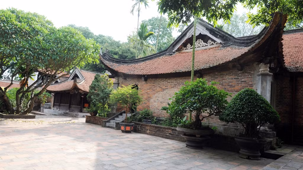 Chùa Vĩnh Nghiêm có quy mô lớn, tọa lạc trên mảnh đất rộng có địa thế hình con Quy, hướng về ngã ba sông Phượng Nhãn - nơi hợp lưu của sông Thương và sông Lục Nam. Chùa Vĩnh Nghiêm có quy mô lớn, tọa lạc trên mảnh đất rộng có địa thế hình con Quy, hướng về ngã ba sông Phượng Nhãn - nơi hợp lưu của sông Thương và sông Lục Nam.