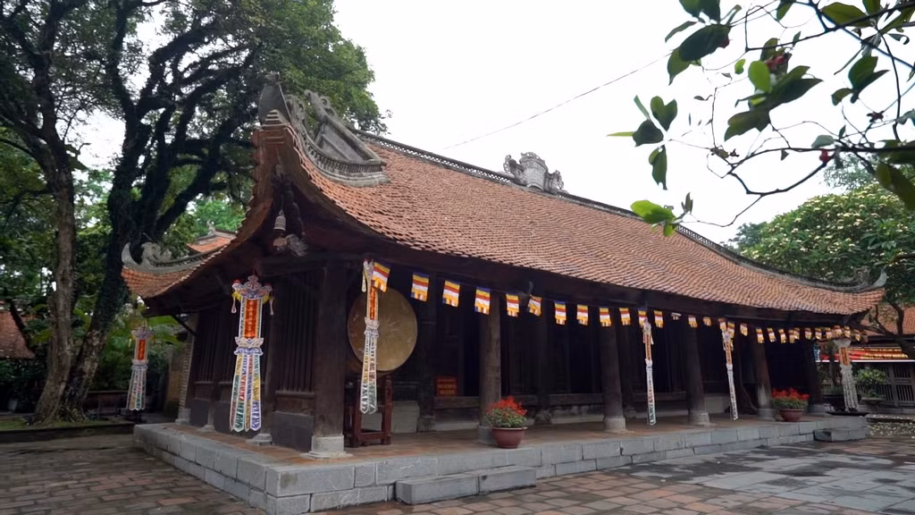 Khối thứ tư là gác chuông cao 2 tầng 8 mái, treo một quả chuông lớn. Kiến trúc lầu chuông được kết hợp giữa cấu trúc gỗ và gạch, ở phần giữa bốn đầu bảy có treo những quả chuông đồng nhỏ (chuông gió). Khối thứ tư là gác chuông cao 2 tầng 8 mái, treo một quả chuông lớn. Kiến trúc lầu chuông được kết hợp giữa cấu trúc gỗ và gạch, ở phần giữa bốn đầu bảy có treo những quả chuông đồng nhỏ (chuông gió).