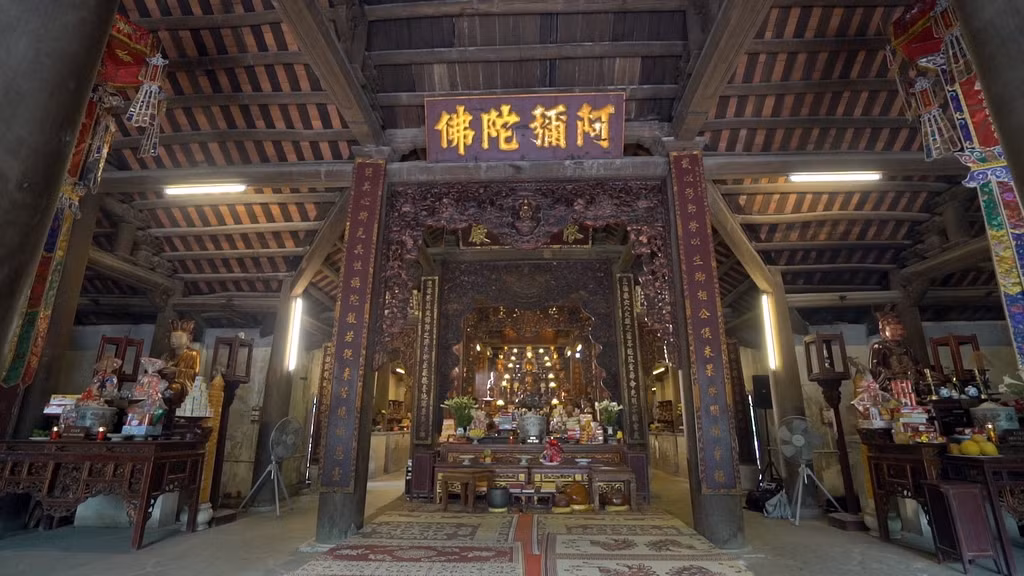 Khối thứ ba cũng làm theo kiểu chữ Công nhưng thấp và nhỏ hơn. Đây là nhà Tổ đệ nhất thờ ba vị sư tổ sáng lập ra Thiền phái Trúc Lâm. Hiện nay, trong nhà Tổ đệ nhất còn đủ ba tượng Trúc Lâm Tam tổ: Trong khám là tượng Hương Vân Trần Nhân Tông, bên ngoài là tượng Pháp Loa và tượng Huyền Quang. Trong này còn có một tấm bia đá rất lớn được khắc từ thời Nguyễn, ghi lại công đức của các vị đã công đức xây dựng chùa và quá trình tu bổ chùa. Khối thứ ba cũng làm theo kiểu chữ Công nhưng thấp và nhỏ hơn. Đây là nhà Tổ đệ nhất thờ ba vị sư tổ sáng lập ra Thiền phái Trúc Lâm. Hiện nay, trong nhà Tổ đệ nhất còn đủ ba tượng Trúc Lâm Tam tổ: Trong khám là tượng Hương Vân Trần Nhân Tông, bên ngoài là tượng Pháp Loa và tượng Huyền Quang. Trong này còn có một tấm bia đá rất lớn được khắc từ thời Nguyễn, ghi lại công đức của các vị đã công đức xây dựng chùa và quá trình tu bổ chùa.
