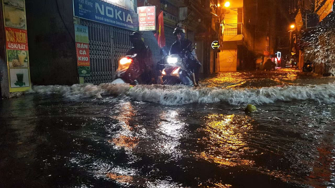 Một số tuyến phố nước ngập hơn nửa bánh xe máy.