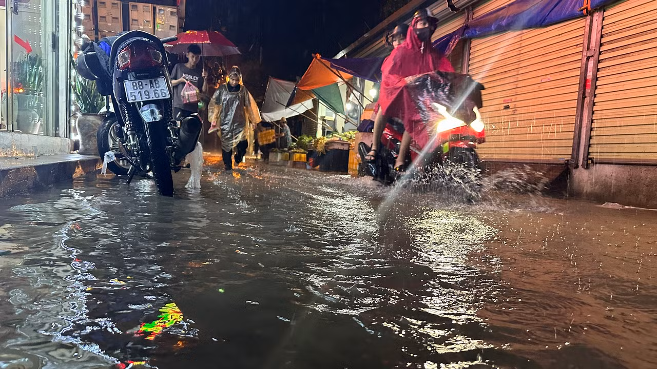 Theo đó, hiện nay, khu vực nội thành Hà Nội đang có mưa vừa, mưa to đến rất to. Dự báo từ 22 giờ ngày 22/8 đến 1 giờ ngày 23/8, khu vực nội thành Hà Nội và các vùng lân cận vẫn tiếp tục có mưa vừa đến mưa to với lượng mưa phổ biến trong khoảng từ 20 - 50mm, có nơi trên 80mm.