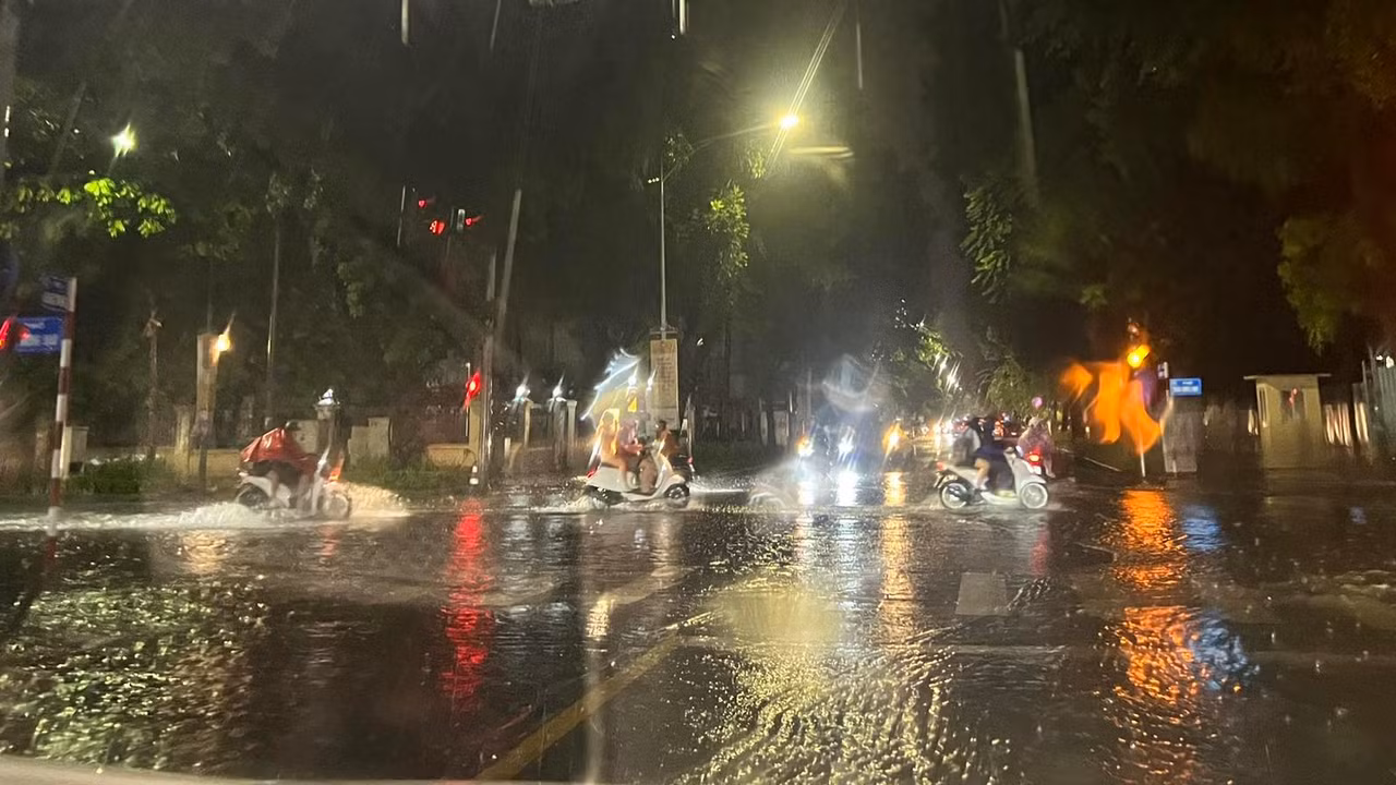 Đợt mưa này có khả năng sẽ gây ngập úng cho nhiều tuyến phố nội thành với độ sâu phổ biến từ 15 - 25cm. Đáng chú ý một số tuyến phố có khả năng ngập sâu hơn với độ sâu từ 20 - 40cm.