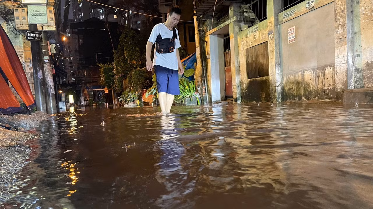 Nước lên cao chỉ hơn một tiếng đồng hồ mưa lớn