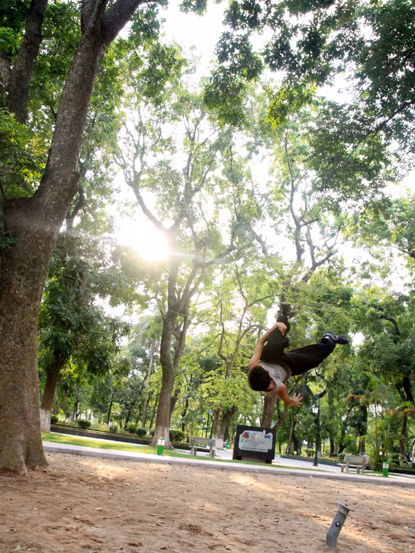 Đức - thành viên của SFG biểu diễn Flying Side Flip